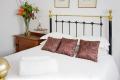 Self-catering unit with a Double bed & en-suite bathroom with shower