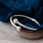 Overlapping ball hinge bangle